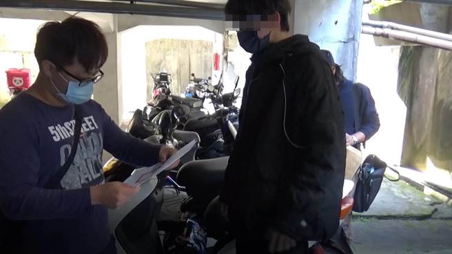 警方本月9日在萬華區逮捕涉嫌詐欺的李姓嫌犯（右）。（警方提供）