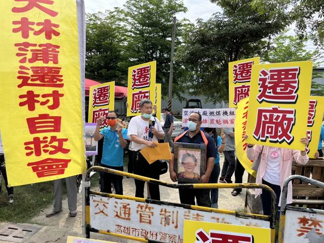 场外仍有居民陈抗，但遭警方全程管制。（袁庭尧摄）