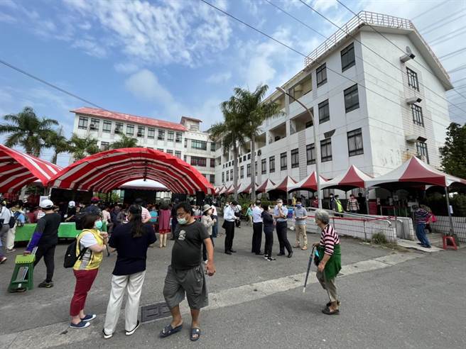 大林蒲第二次迁村说明会，场外加开座位。（袁庭尧摄）