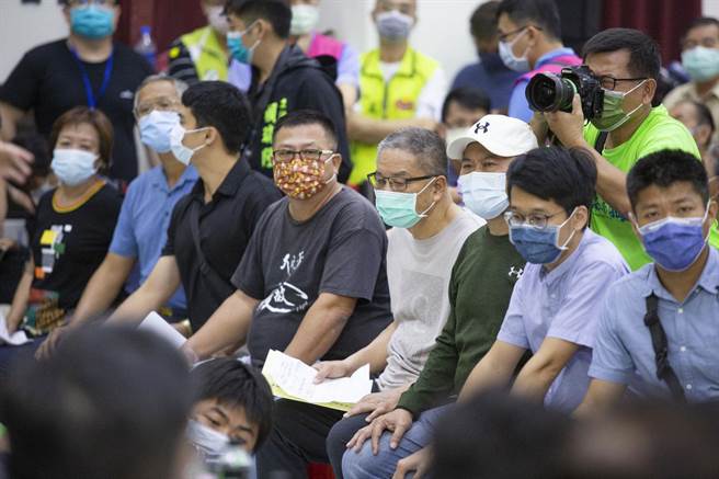 多位里长表达对迁村计画修正草案的意见。（袁庭尧摄）