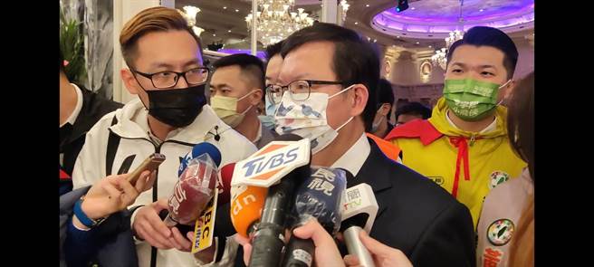 桃园市长郑文灿表示，新丰移工宿舍有团进团出到大潭电厂扩建工程，因此偕同指挥中心进行职场调查。（陈慰慈摄）