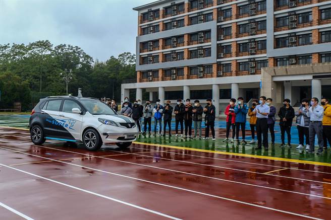 政府應鼓勵大型企業或製造業入主私立科技大學。圖為敏實科技大學購入自駕車，在學校操場進行自駕。（羅浚濱攝）