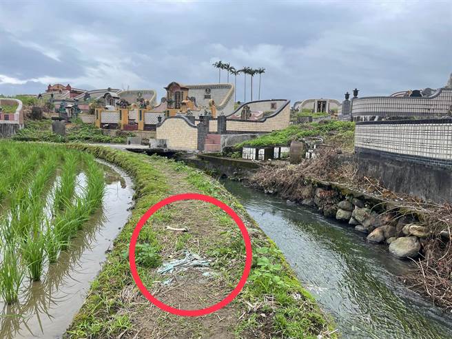 女研究生因为硕士论文题材是墓园艺术，在3月24日前往头城第一公墓取材，在抵美简圳旁的田埂上发现一袋麻布袋装的白骨。（民眾提供／吴佩蓉宜兰传真）