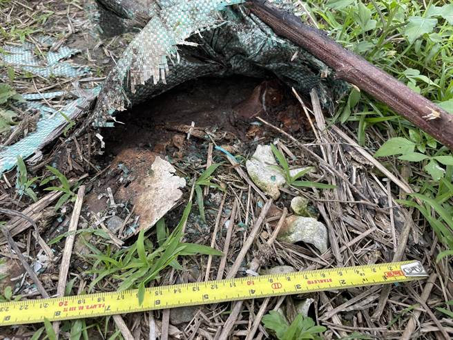 女研究生因为硕士论文题材是墓园艺术，在3月24日前往头城第一公墓取材，在抵美简圳旁的田埂上发现一袋麻布袋装的白骨。（民眾提供／吴佩蓉宜兰传真）