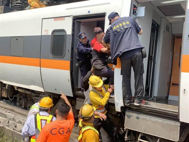 去年4月2日台铁太鲁阁号行经花莲大清水隧道时，因不慎撞上掉落在铁轨的工程车而出轨，进而造成49死、218轻重伤，事故将届1年，消防局为提升与铁路单位间的救援能力，29日深夜11时30分，将在林荣新光车站与溪口隧道进行实地实景与无脚本演习相关救援演练。（资料照）