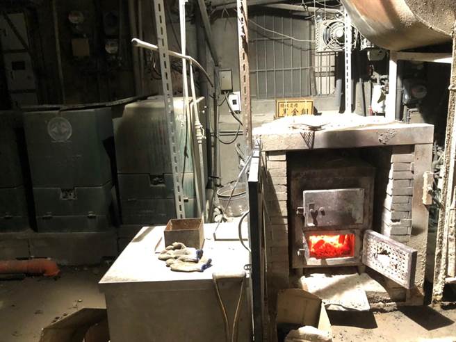 台北市議員耿葳日前接獲民眾陳情，指大安區敦化南路一段附近，有業者為發展餐飲事業，在法定空地內以磚造搭建一座大型窯烤火爐，時間已有2年之久，但位置就在4個大型變電箱，以及數十台機車旁邊，險象環生。（台北市議員耿葳提供）