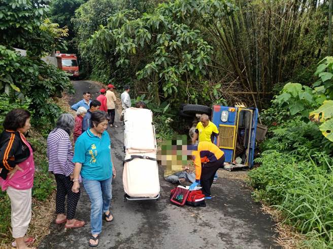 东山山区铁牛车翻覆，60岁驾驶受困车内，被救出后额头受伤，惊吓不小。（读者提供／刘秀芬台南传真）