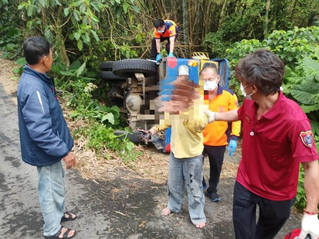 东山山区铁牛车翻覆，60岁驾驶受困车内，被救出后额头受伤，惊吓不小。（读者提供／刘秀芬台南传真）