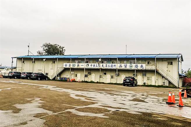 中华工程公司承揽大潭电厂工程爆发移工群聚感染，移工宿舍是设在新丰红毛港附近的偏僻处。（罗浚滨摄）