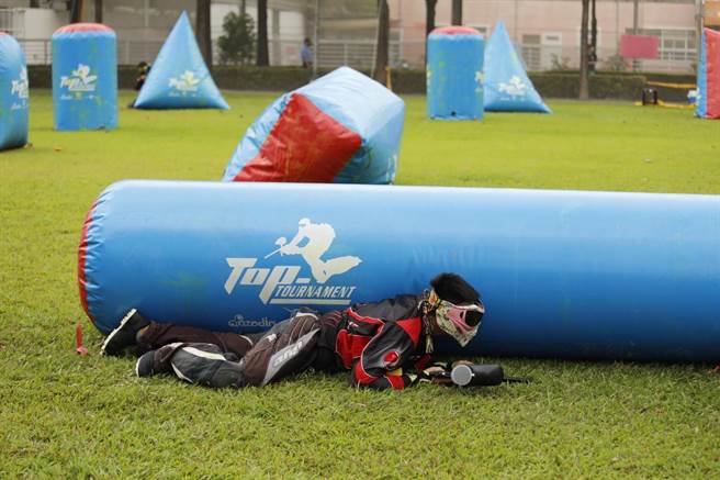 全国最大型漆弹赛事，今天在高市社教馆开打，该活动已连续举办19届，这次集结98支队伍600名选手展开激战。（柯宗纬翻摄）