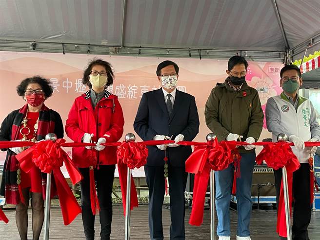 桃園市長鄭文燦(中)談到大潭電廠移工爆發本土疫情，也說清明連假要求基本防疫措施要做好。(呂筱蟬攝)