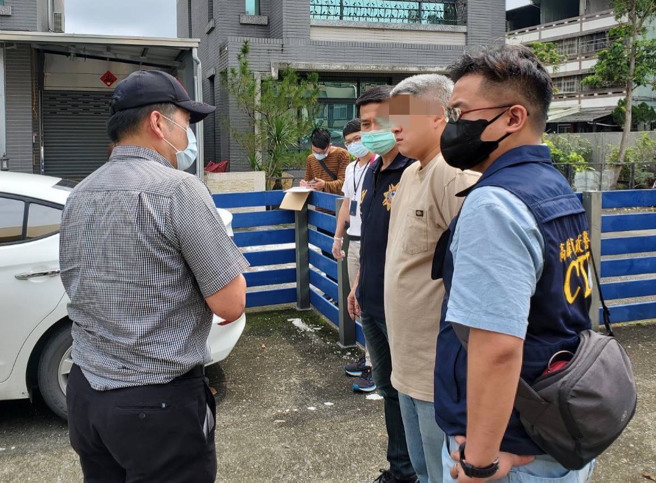 高雄三信银行桥头分行25日发生抢案，警方以车追人于27日在南投逮回一名嫌犯。（读者提供／洪靖宜高雄传真）