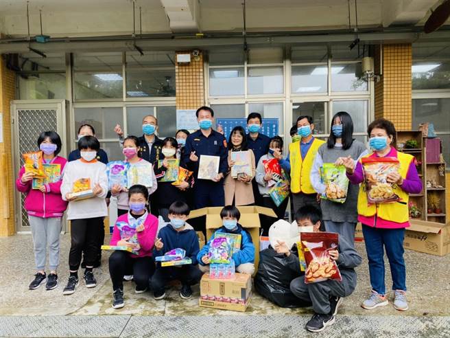 苗栗县警察局头份分局、头份警察志工中队及竹南正宗太极宫等慈善团体，25日前往东河、蓬莱国小发放绘本、文具、糖果、饼干等物品。（头份警分局提供／李京升苗栗传真）