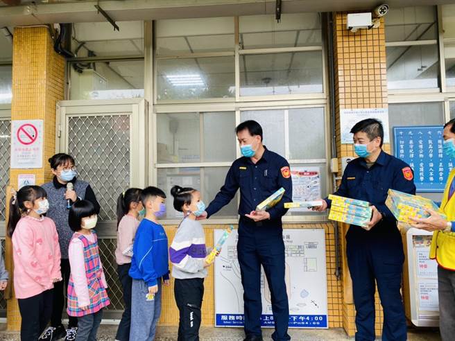 分局长张明盛等人开心的与学童们互动。（头份警分局提供／李京升苗栗传真）