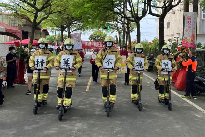 台南市消防局第3大队学甲分队27日至蜀葵花节活动现场宣导清明防火。(读者提供／刘秀芬台南传真)