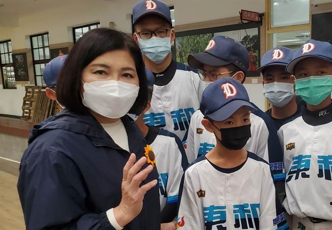 云林县长张丽善（左）表示，最近发现民眾防疫的态度松懈了，最佳防疫办法是每人确实做好戴口罩、酒精消毒、实联制的SOP（标准作业流程），限制人流是最后的选项。（周丽兰摄）