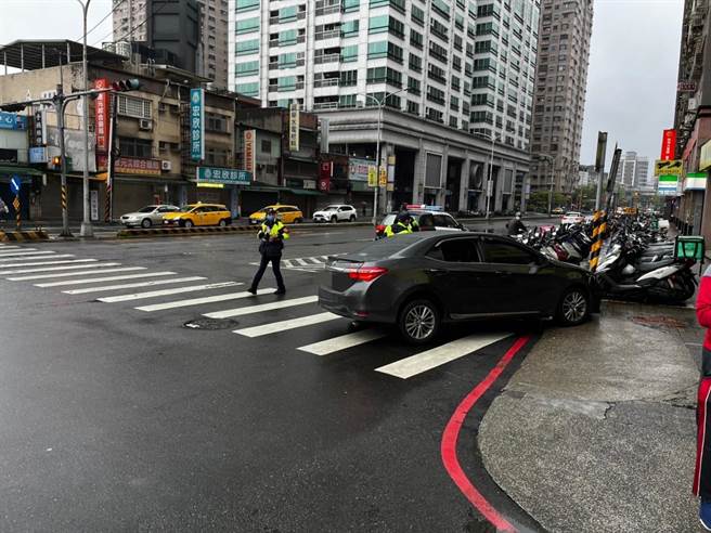 周男先擦撞中央分隔島後再衝撞路旁停車格內的5輛機車，所幸未有人員傷亡。（翻攝畫面）