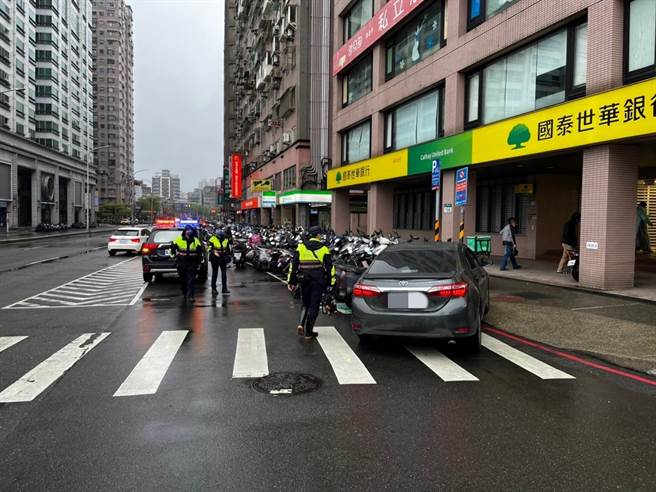 周男先擦撞中央分隔島後再衝撞路旁停車格內的5輛機車，所幸未有人員傷亡。（翻攝畫面）