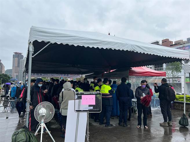 基隆市今日新增19例本土個案，市府今天篩檢全校師生3350人、全市警察同仁950人。（陳彩玲攝）