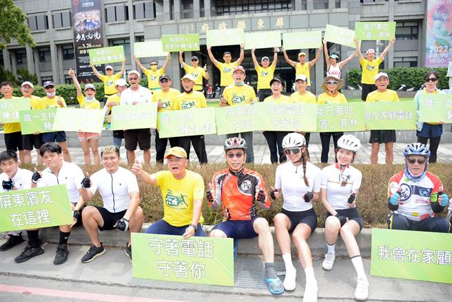 屏南到屏市，立委锺佳滨(前排右四)单车造势承诺「不忘初心」。(林和生摄)