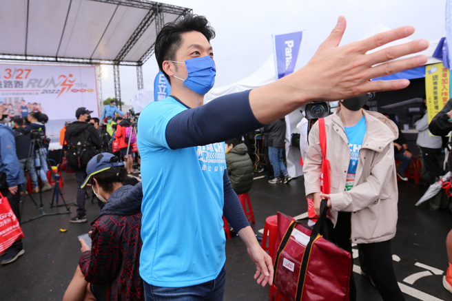 被视为下届台北市长热门人选的国民党立委蒋万安，27日前往大直美堤河滨公园出席「第7届电器杯反诈骗公益路跑」活动时受访表示，根据最新民调显示，很多市民都认为北市近年的成长幅度有限、进步空间很大，有3成的民眾想要移出到其他城市，让北市人口可能跌破250万人，影响市民权益。（黄世麒摄）