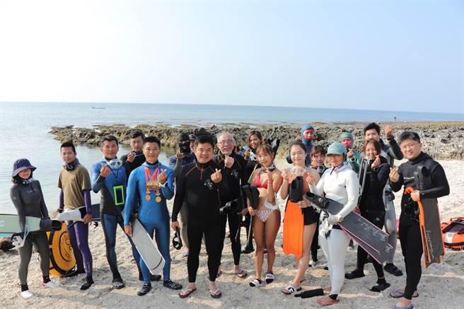 观光、运动政见亮眼，热血潜水青年力挺庄瑞雄(前排中)。(庄瑞雄提供)