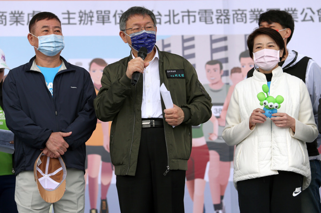 台北市長柯文哲（中）日前接受專訪時，不僅稱自己是開創天下的人，就像漢高祖一樣，也盛讚接班人、副市長黃珊珊（右）有6屆議員資歷，副市長資歷更是在實戰中練習，對市政有一定了解，黃接棒能開啟「文景之治」。兩人27日前往大直美堤河濱公園，同台出席「第7屆電器盃反詐騙公益路跑」活動。（黃世麒攝）