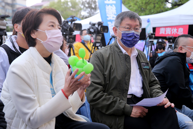 台北市長柯文哲（右）日前接受專訪時，不僅稱自己是開創天下的人，就像漢高祖一樣，也盛讚接班人、副市長黃珊珊（左）有6屆議員資歷，副市長資歷更是在實戰中練習，對市政有一定了解，黃接棒能開啟「文景之治」。兩人27日前往大直美堤河濱公園，同台出席「第7屆電器盃反詐騙公益路跑」活動。（黃世麒攝）