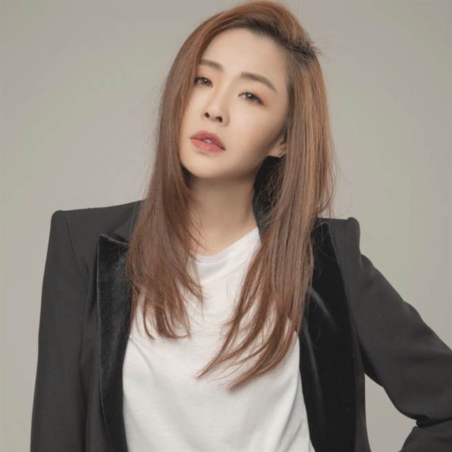 前民进党新北市议员李婉钰今（27日）举办生日茶会同时宣布，将以无党籍身分，投入第四选区议员选举。（摘自脸书）