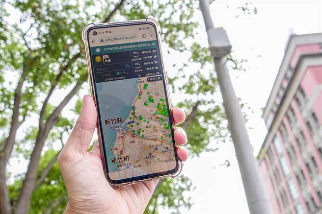 新竹县启动智慧感测物联网平台，透过手机能得知空气品质情况。（罗浚滨摄）