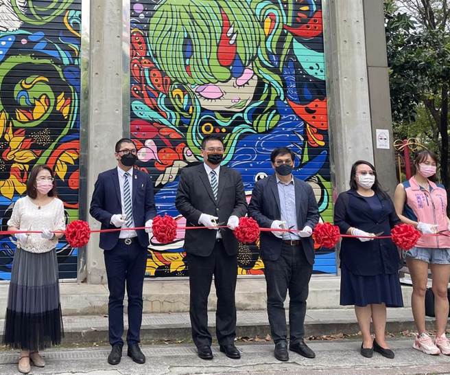 高雄市議員吳益政(右三)等人一同剪綵。（洪靖宜攝）
