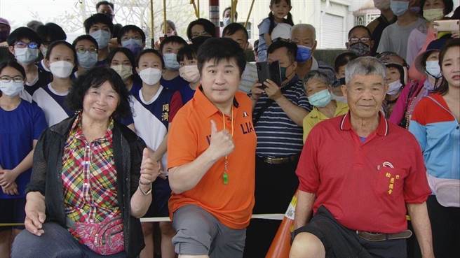 胡瓜与阿公阿嬷组成「捉泥鰍三兄妹」。（民视提供）