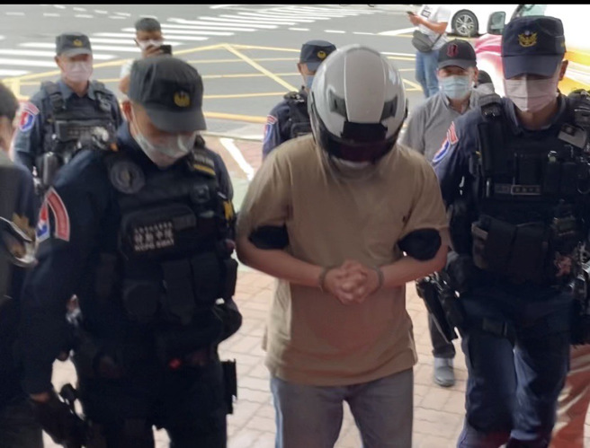 警方组成专案小组全力追查嫌犯，今天上午在南投抓到嫌犯，将人带回高雄侦办。(图/林雅惠摄)