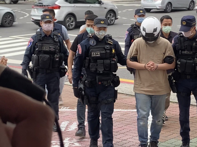 警方组成专案小组全力追查嫌犯，今天上午在南投抓到嫌犯，将人带回高雄侦办。(图/林雅惠摄)