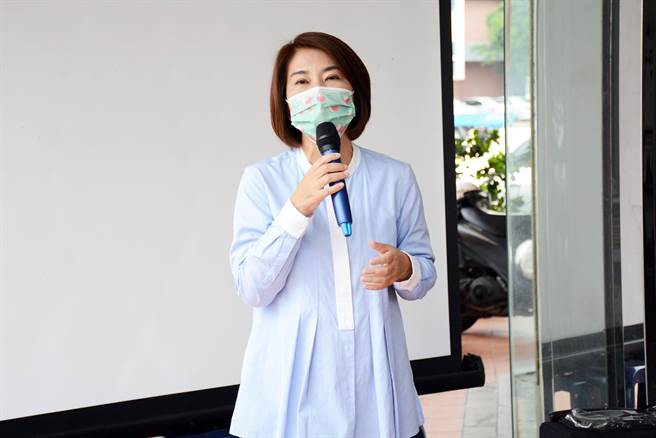 民進黨屏東縣長初選進入倒數階段，立委周春米臉書粉專按讚粉絲一夜暴增，團隊不免質疑網軍蓄勢待發。（林和生攝）