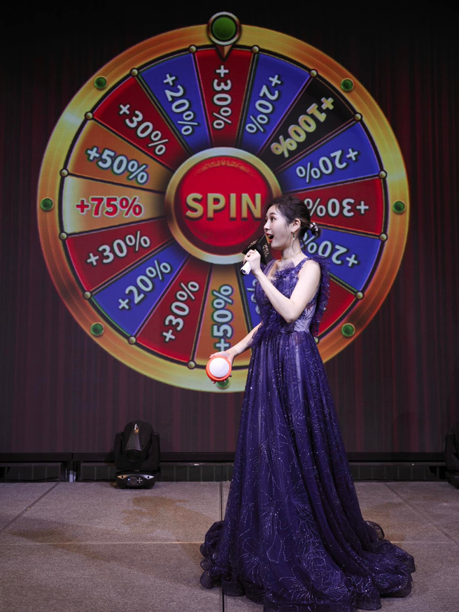 Albee误触无线按钮让全场奖金加码直衝90%，让她紧张到张大嘴巴。（图／IG@Albee）