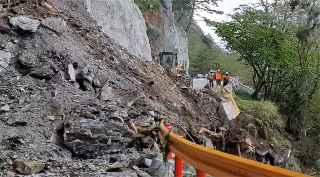 台8線中橫公路117.8K處花蓮關原段上邊坡今下午發生大面積崩塌，公路總局第一時間已拉起柵門，管制公路兩端人車通行，並派機具前往清除，至於是否有車輛遭受波及，仍正確認中。（民眾提供／羅亦晽花蓮傳真）