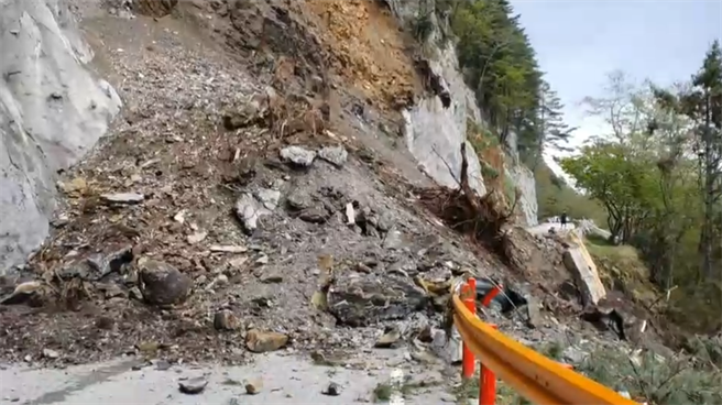 台8線中橫公路117.8K處花蓮關原段上邊坡今下午發生大面積崩塌，公路總局第一時間已拉起柵門，管制公路兩端人車通行，並派機具前往清除，至於是否有車輛遭受波及，仍正確認中。（民眾提供／羅亦晽花蓮傳真）