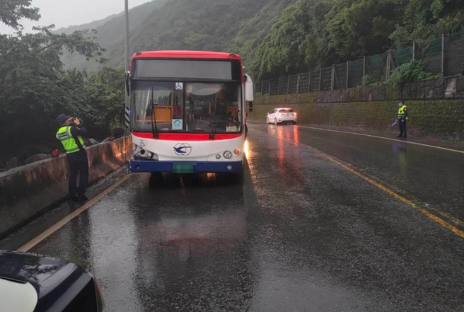 63岁刘姓男子驾驶基隆客运公车撞断路旁灯杆后直接驶离，最后遭警方拦查。（翻摄）