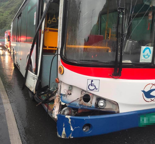 63岁刘姓男子驾驶基隆客运公车撞断路旁灯杆后直接驶离，最后遭警方拦查。（翻摄）