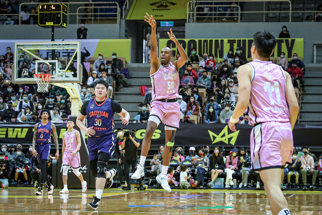 國王隊戴維斯（中）面對前東家領航猿，在第4節投進11分，幫助國王收下4連勝。（PLG提供）