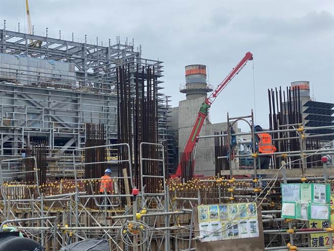 大潭電廠擴建工程爆移工群聚，桃市府27日立即進廠職場環境評估疫調，並擴大採檢130人。(蔡依珍攝)