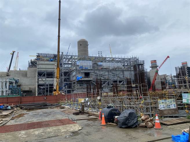 大潭電廠擴建工程爆移工群聚，桃市府27日立即進廠職場環境評估疫調，並擴大採檢130人。(蔡依珍攝)