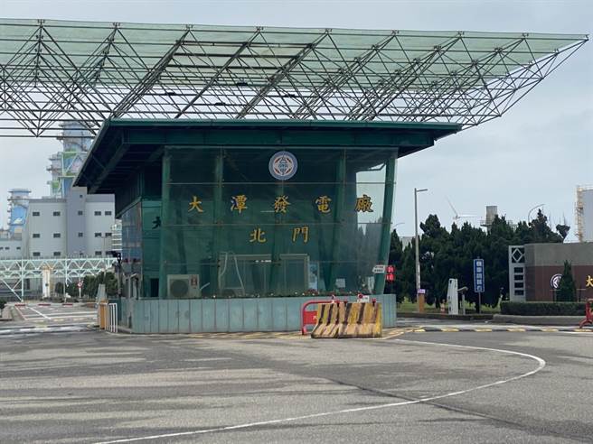 大潭電廠擴建工程爆移工群聚，桃市府27日立即進廠職場環境評估疫調，並擴大採檢130人。(蔡依珍攝)