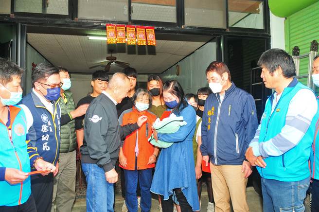 苗栗县长徐耀昌、苗栗县议会议长锺东锦等人27日前往恭贺张之人。（苗栗县政府提供／李京升苗栗传真）
