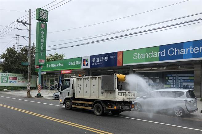 大潭電廠泰籍移工群聚感染，新豐鄉清潔隊在通報足跡進行消毒。（新豐鄉公所提供／羅浚濱新竹傳真）