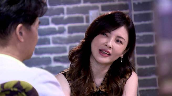 何如芸飾演翁家明紅粉知己，風情萬種。（三立提供）