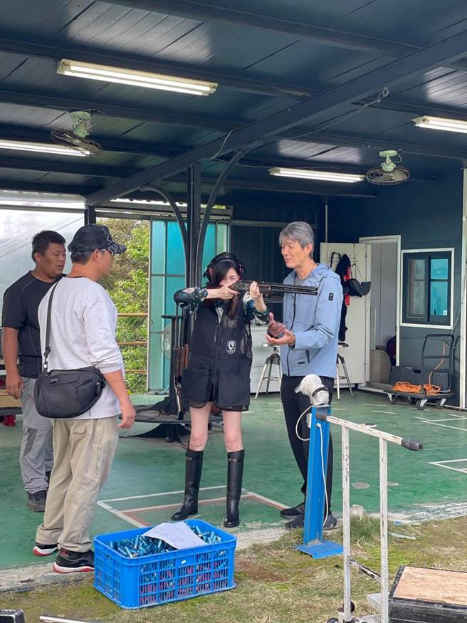 何如芸為戲特地學習打靶。（三立提供）