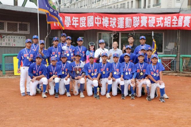 新明国中击败仁和国中，夺下队史第5座国中联赛硬式组冠军。（学生棒联提供）