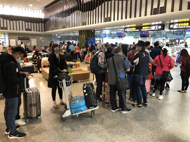 金门今日天候好转，尚义机场全天疏运赴台旅客近3700人。（李金生摄）